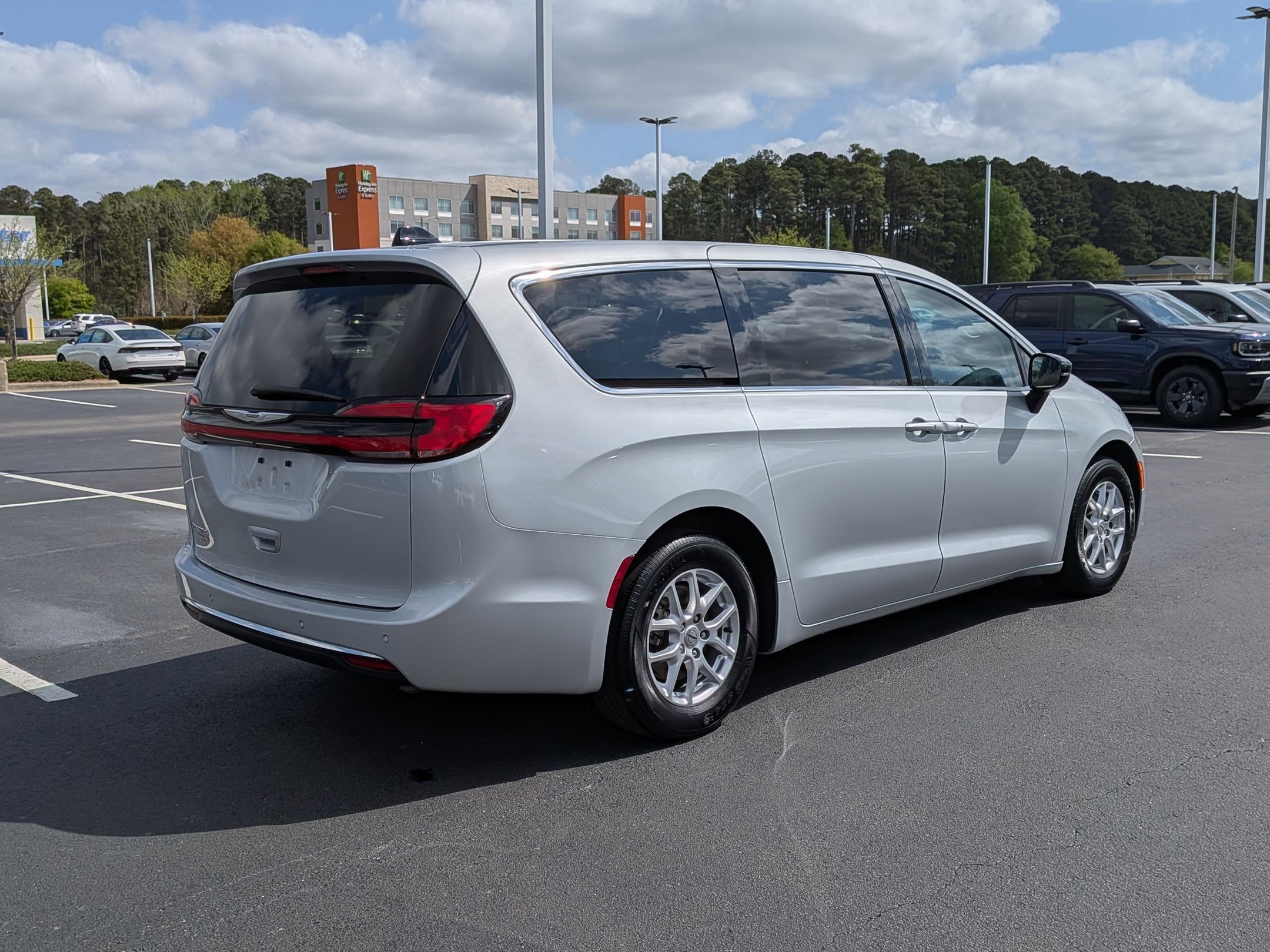 Used 2024 Chrysler Pacifica Touring-L image 3