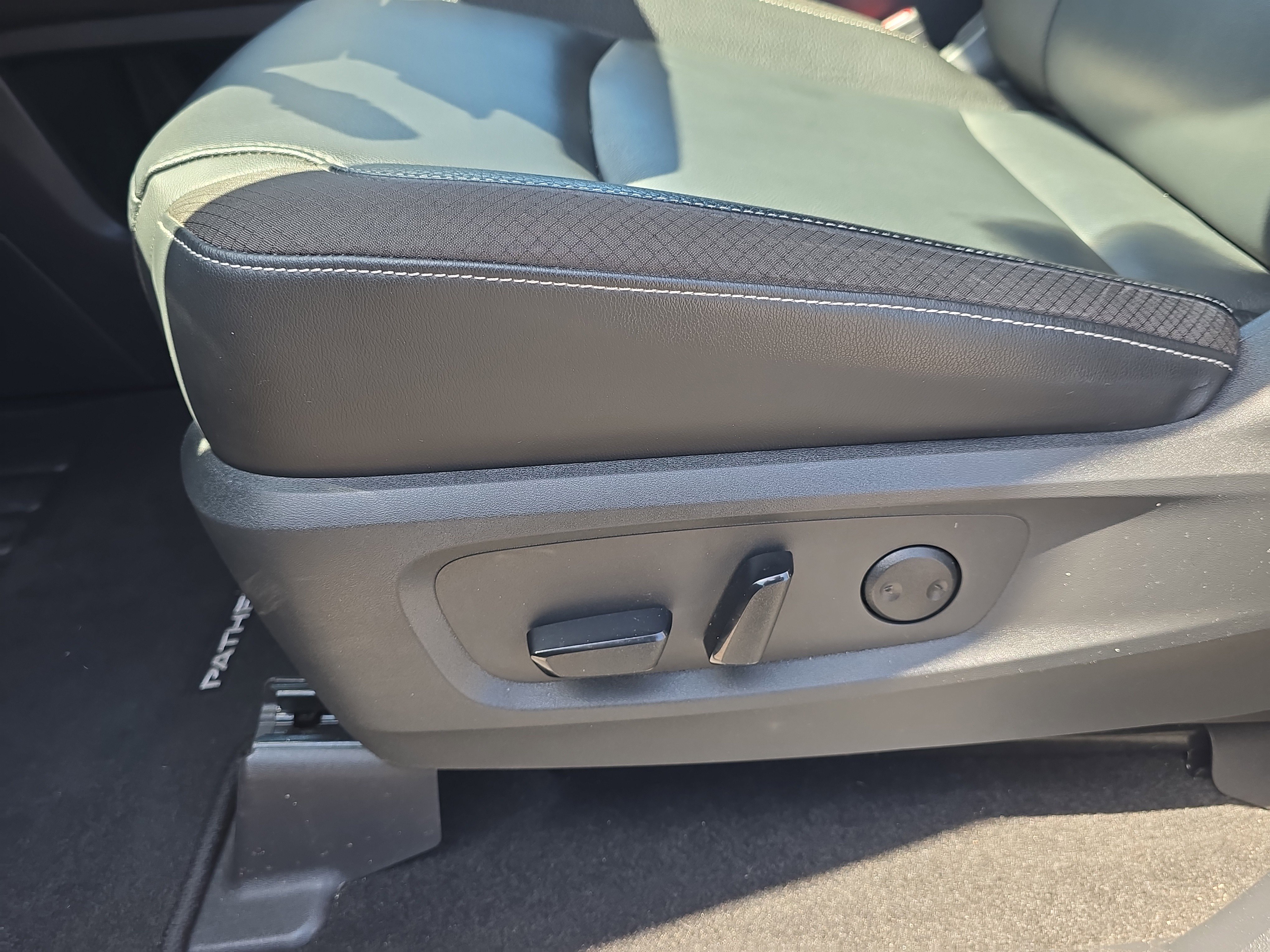 Used 2022 Nissan Pathfinder SL w/ SL Premium Package image 22