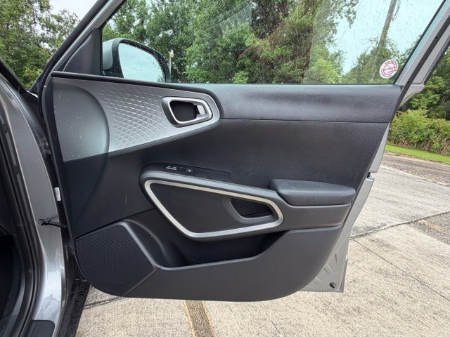 Used 2025 Kia Soul LX w/ LX Technology Package FWD image 29