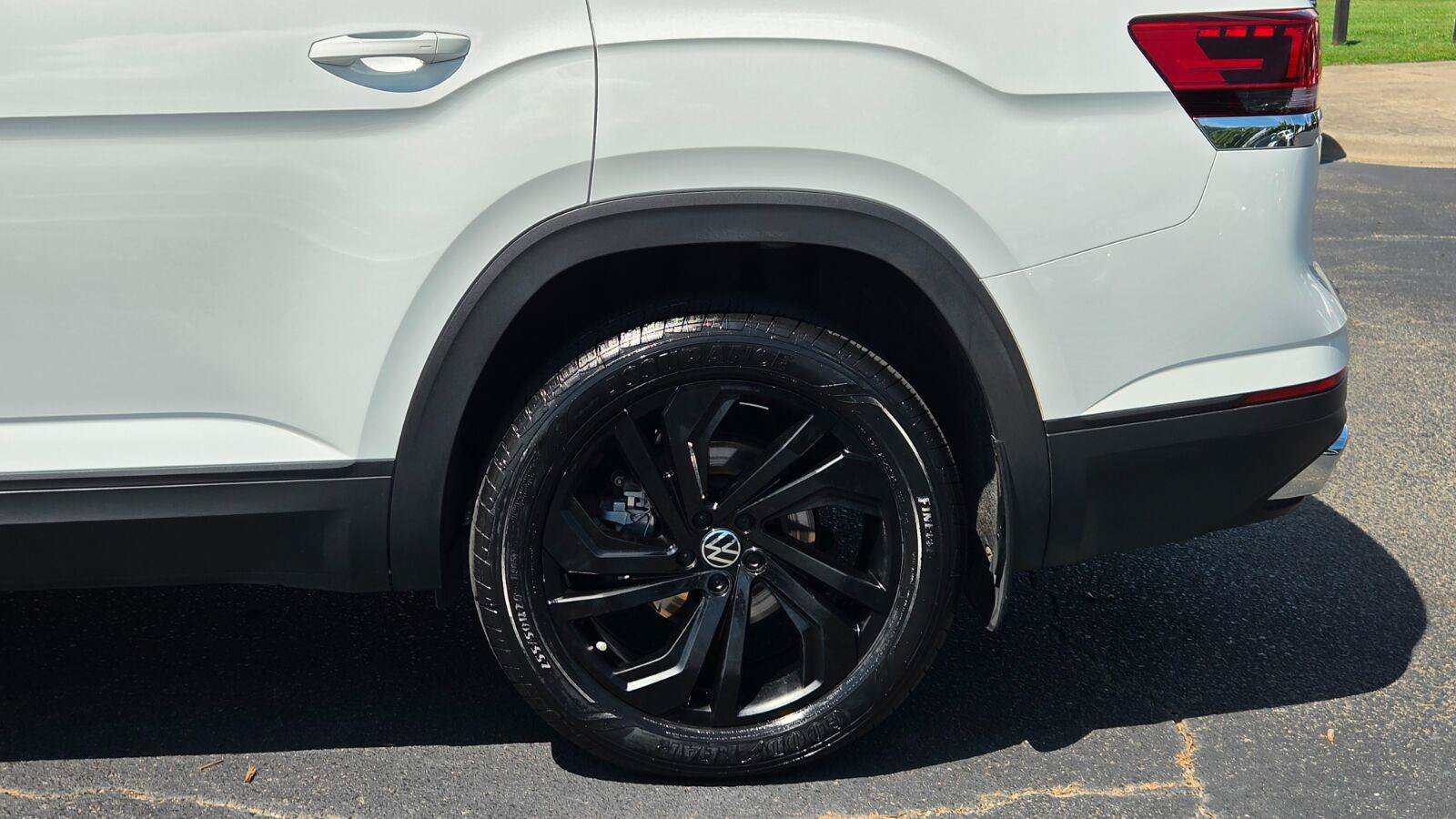 Certified 2023 Volkswagen Atlas SE w/ Black Wheel Package FWD image 14