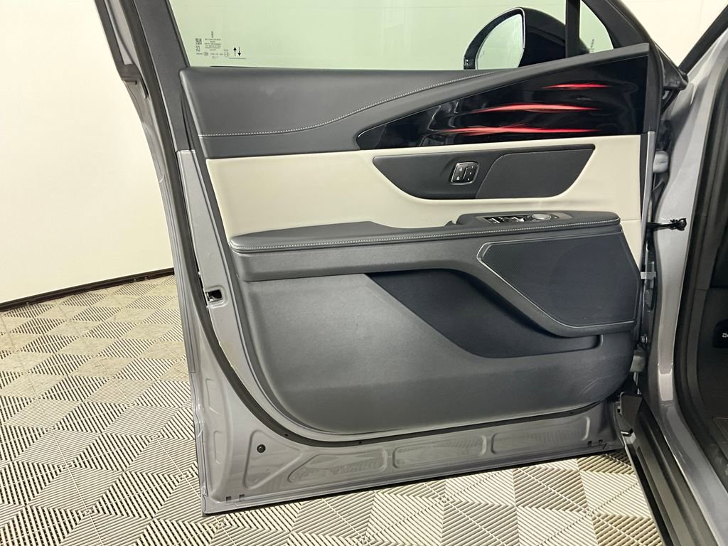 Used 2025 Lincoln Nautilus Premier AWD/4WD image 18