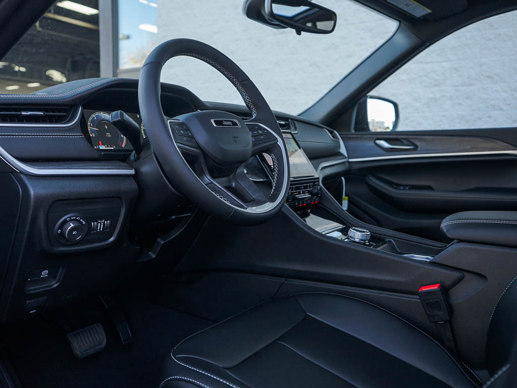 New 2025 Jeep Grand Cherokee Limited w/ Trailer Tow Package AWD/4WD image 18