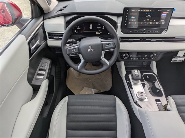 New 2025 Mitsubishi Outlander SE image 16