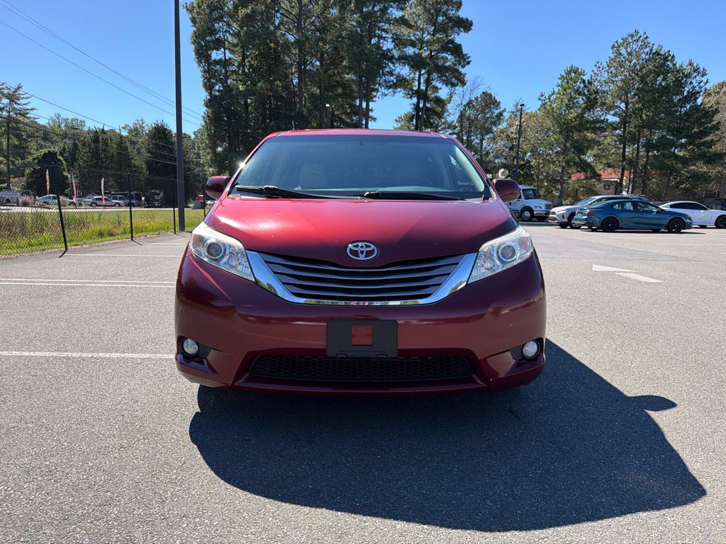 Used 2017 Toyota Sienna XLE FWD image 3