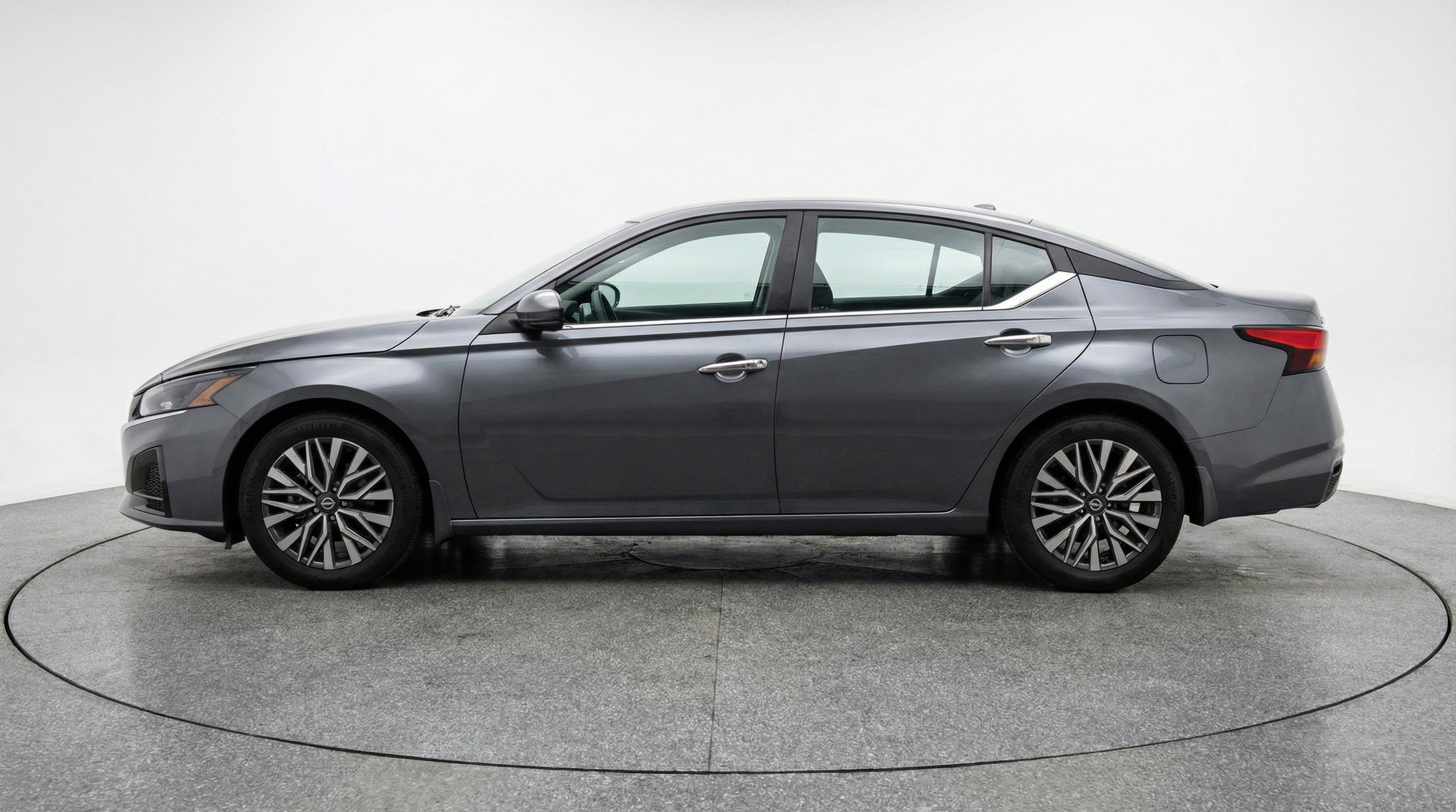 Used 2025 Nissan Altima 2.5 SV FWD image 5