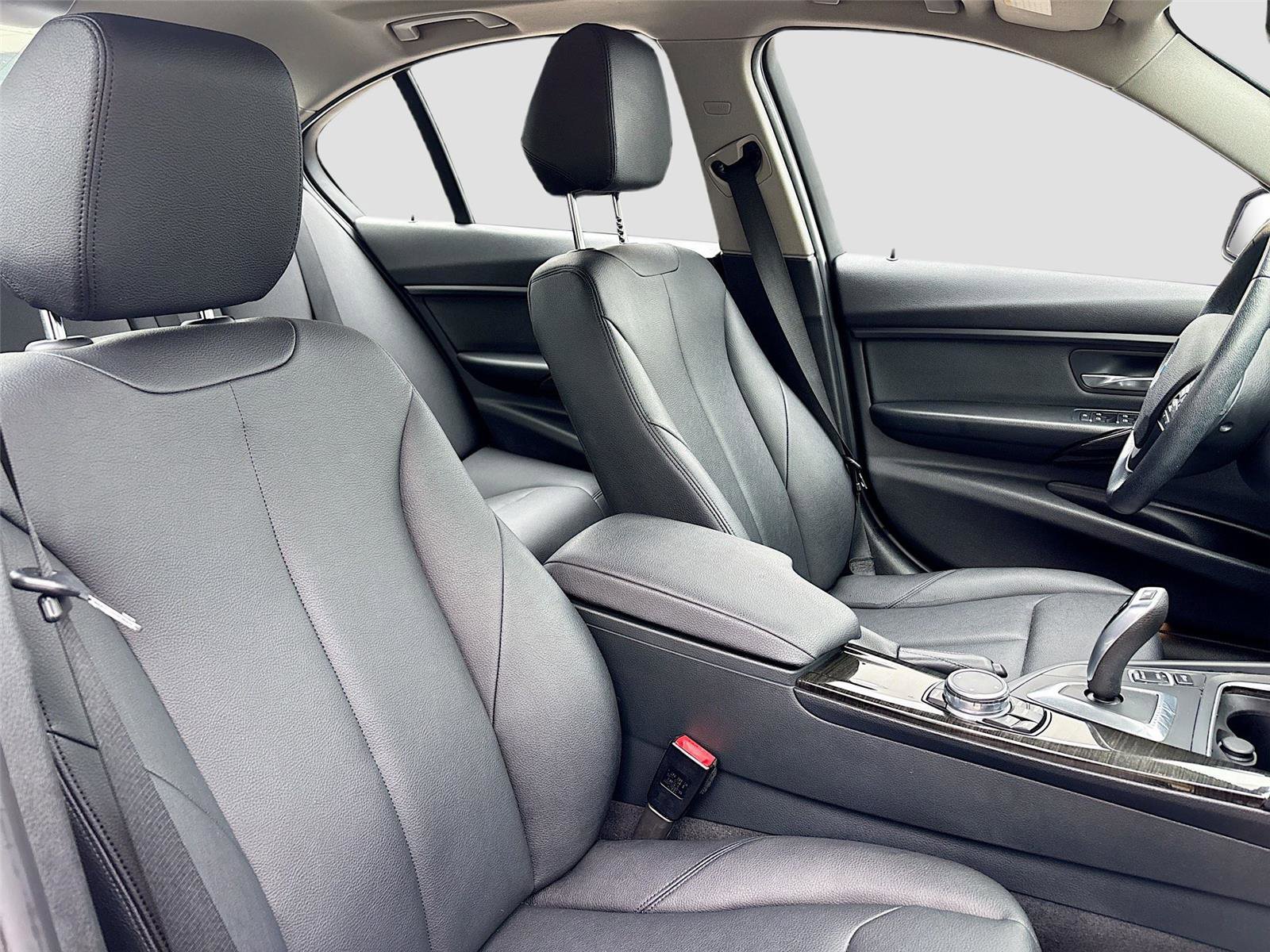 Used 2016 BMW 320i xDrive Sedan image 32