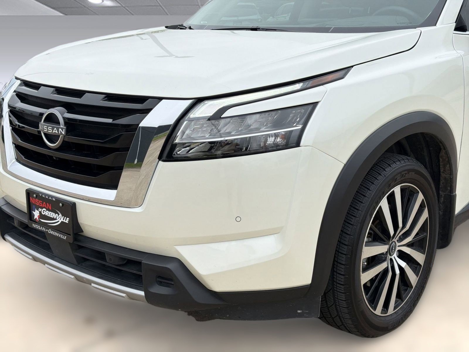 Used 2023 Nissan Pathfinder Platinum image 11