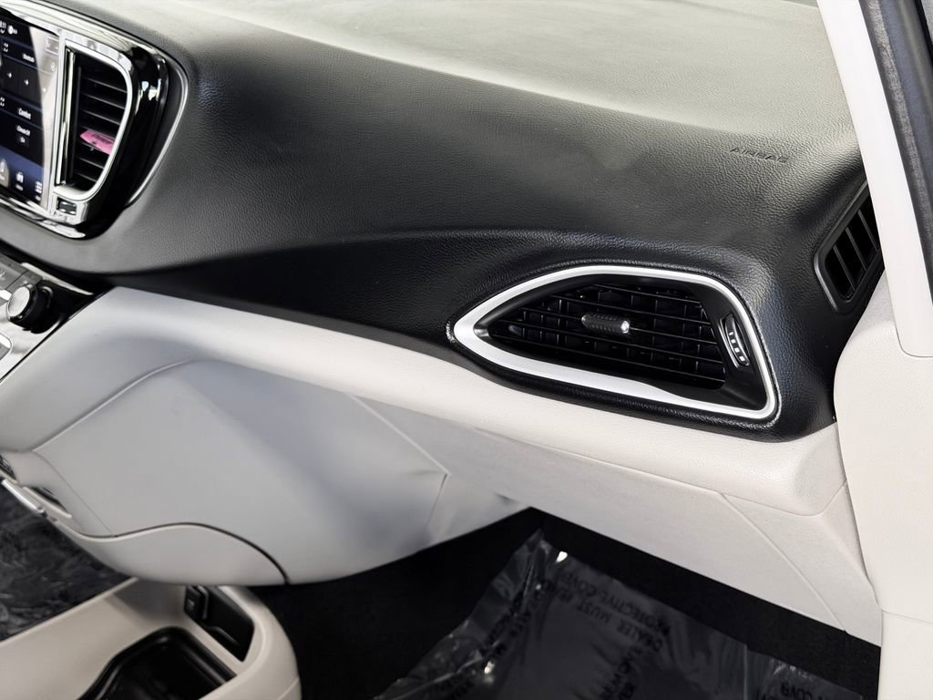 Used 2023 Chrysler Pacifica Touring-L image 31