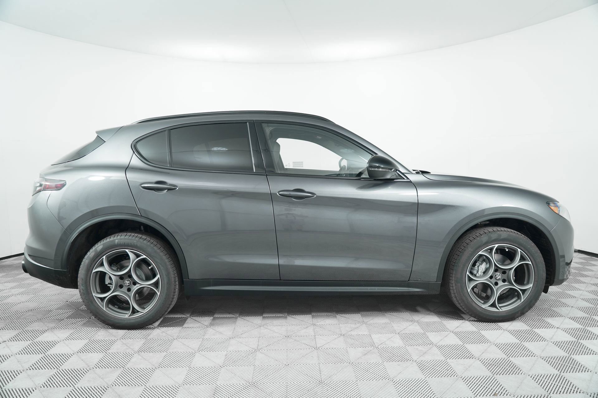 New 2025 Alfa Romeo Stelvio Sprint image 8