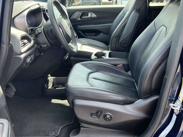 Used 2025 Chrysler Pacifica Select FWD image 13