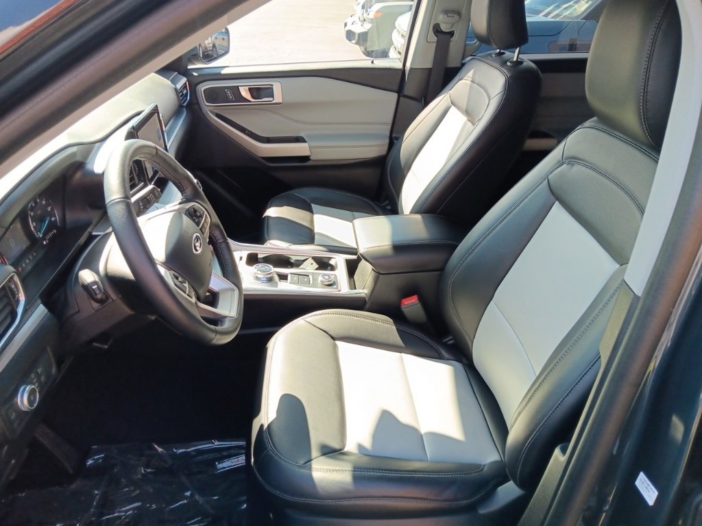 Used 2022 Ford Explorer XLT w/ Equipment Group 202A image 7