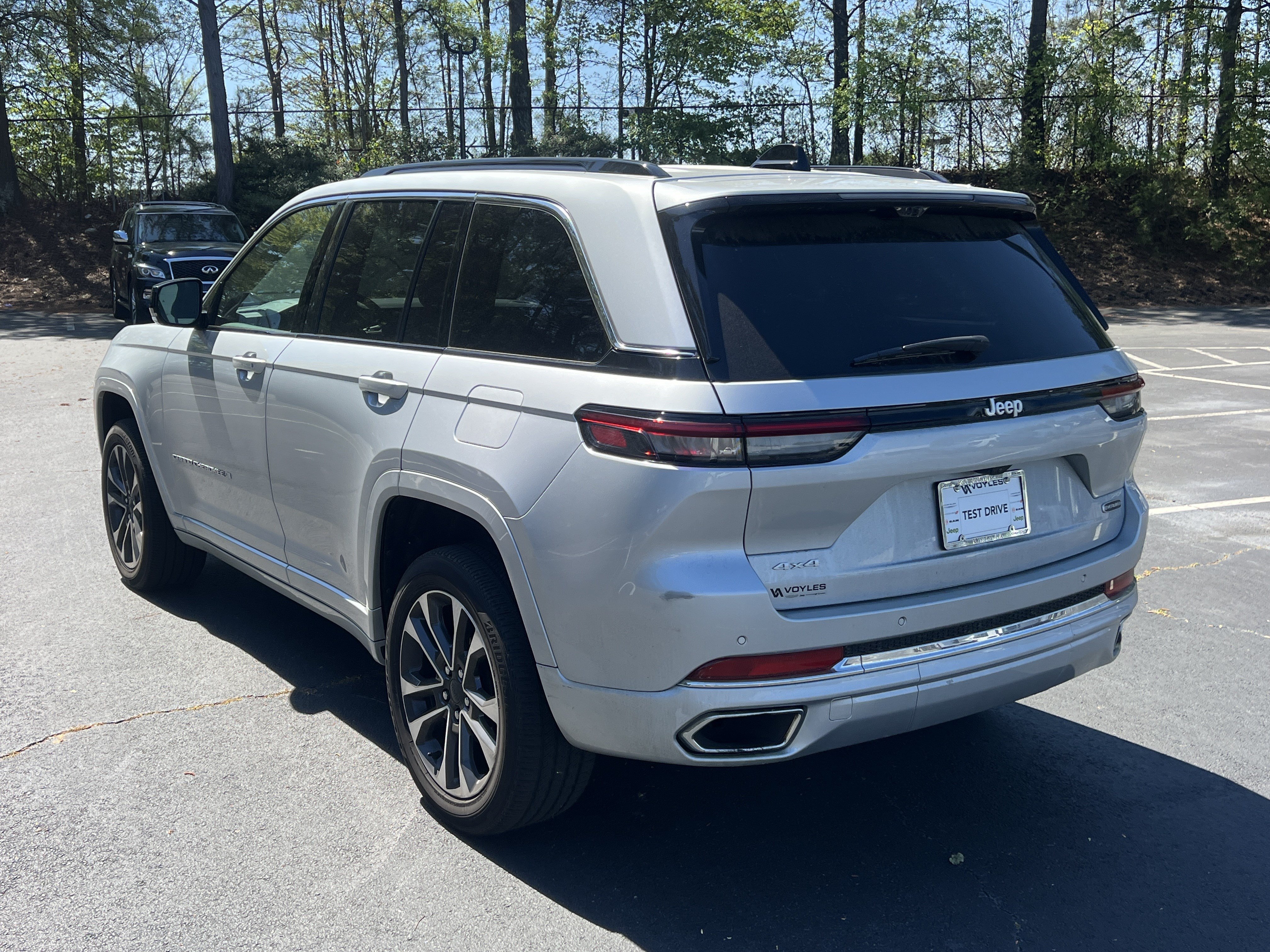 Used 2024 Jeep Grand Cherokee Overland w/ Luxury Tech Group IV AWD/4WD image 6