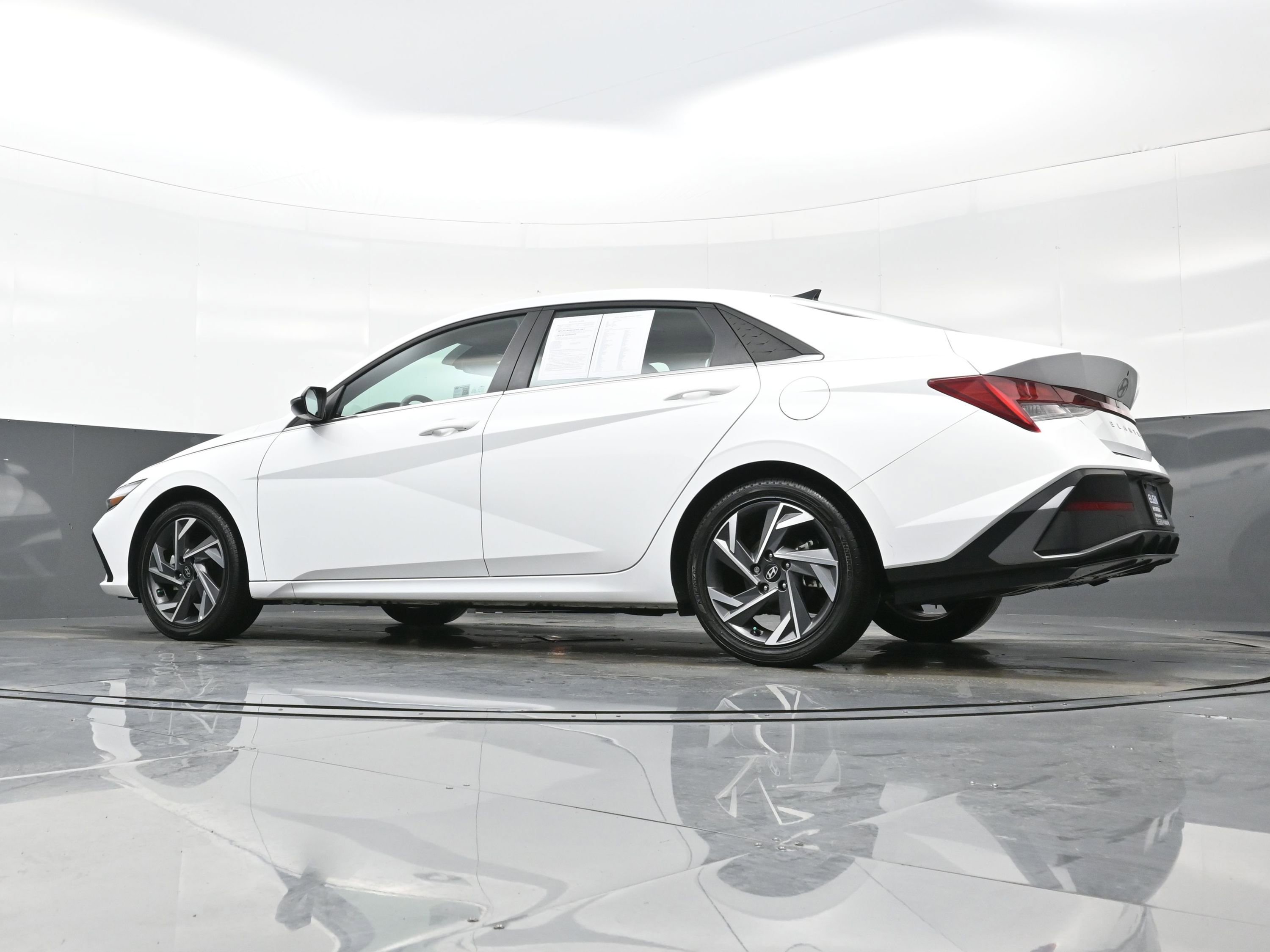 Certified 2025 Hyundai Elantra Limited image 29