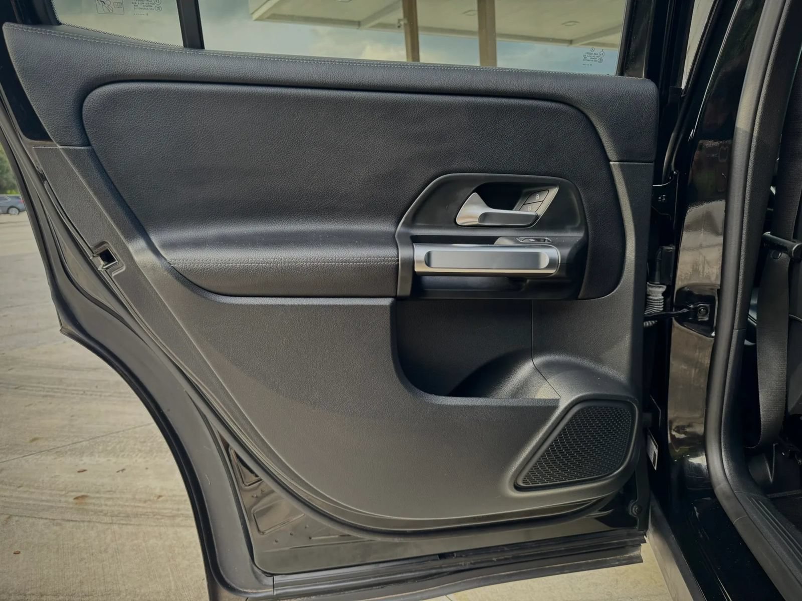 Used 2022 Mercedes-Benz GLB 250 w/ Premium Package image 19