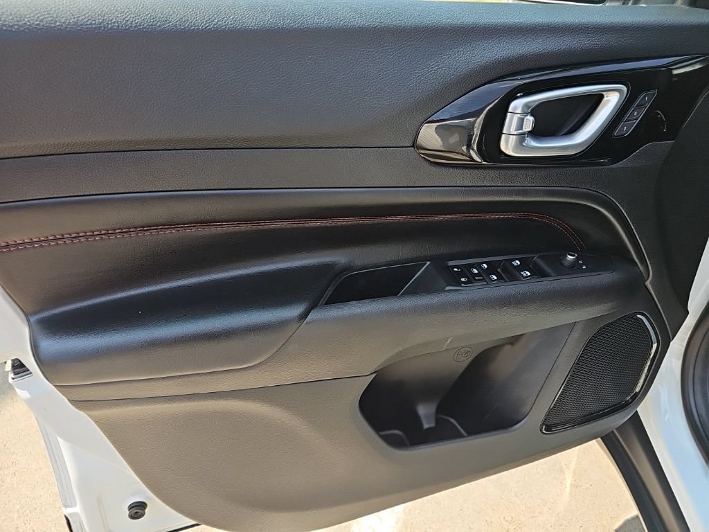 Certified 2025 Jeep Compass Trailhawk w/ Trailhawk Elite Group AWD/4WD image 18