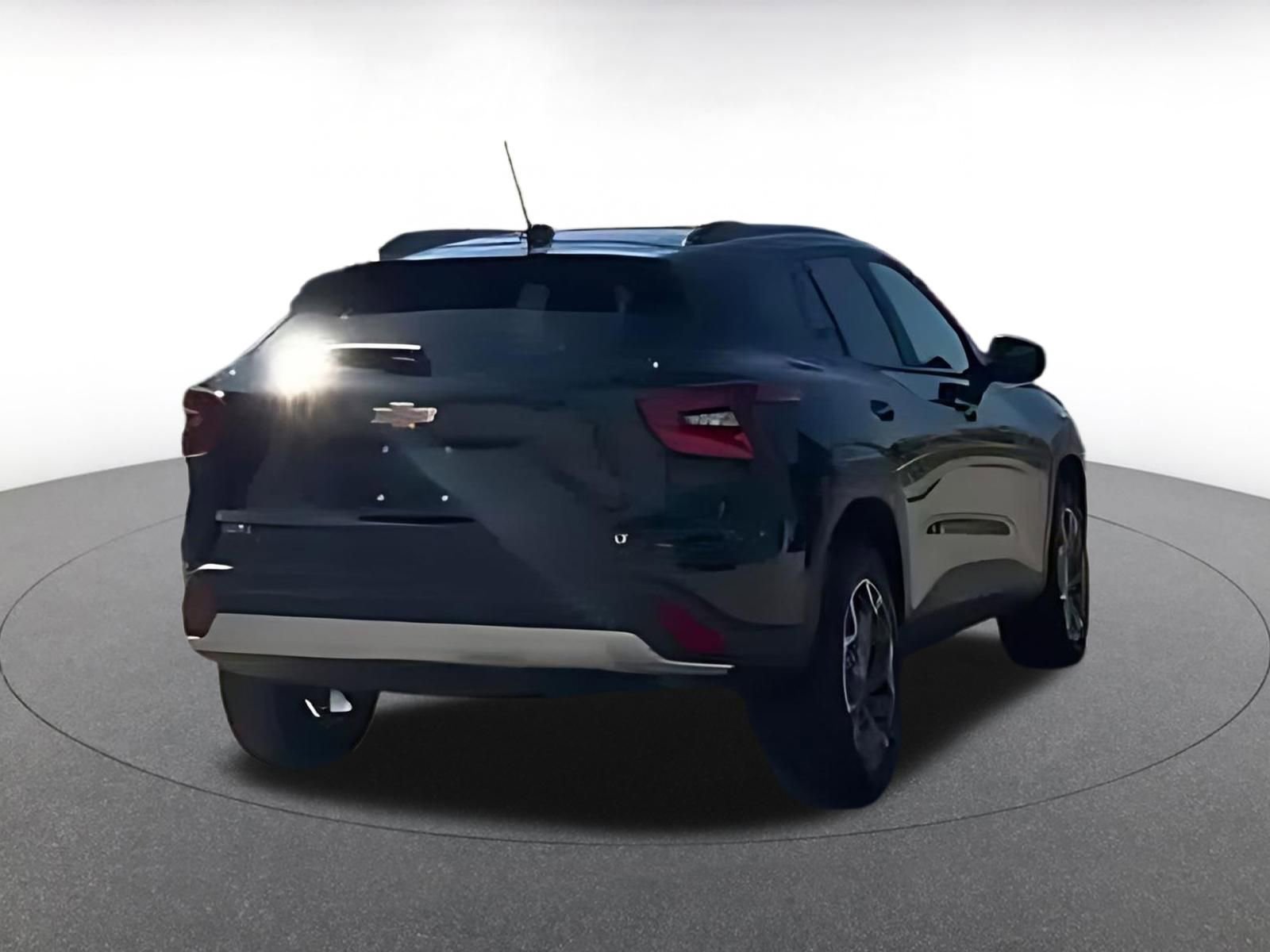 Used 2025 Chevrolet Trax LT w/ LT Convenience Package FWD image 3