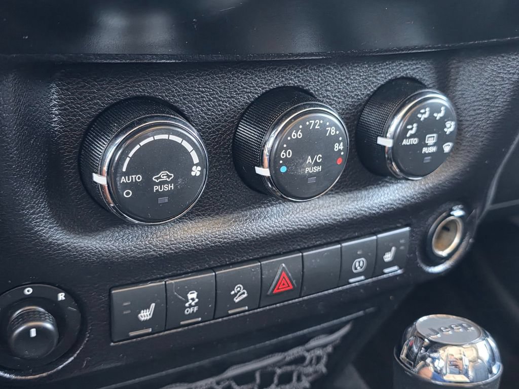 Used 2018 Jeep Wrangler Sahara w/ Connectivity Group AWD/4WD image 26