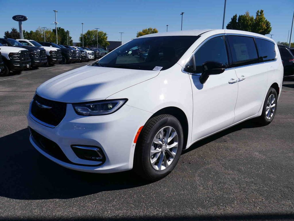 New 2026 Chrysler Pacifica Select image 3