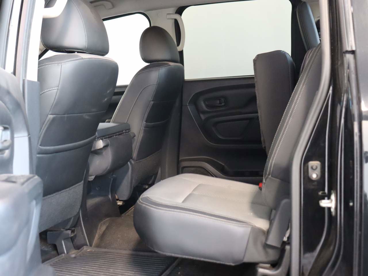 Used 2018 Nissan Titan S image 15