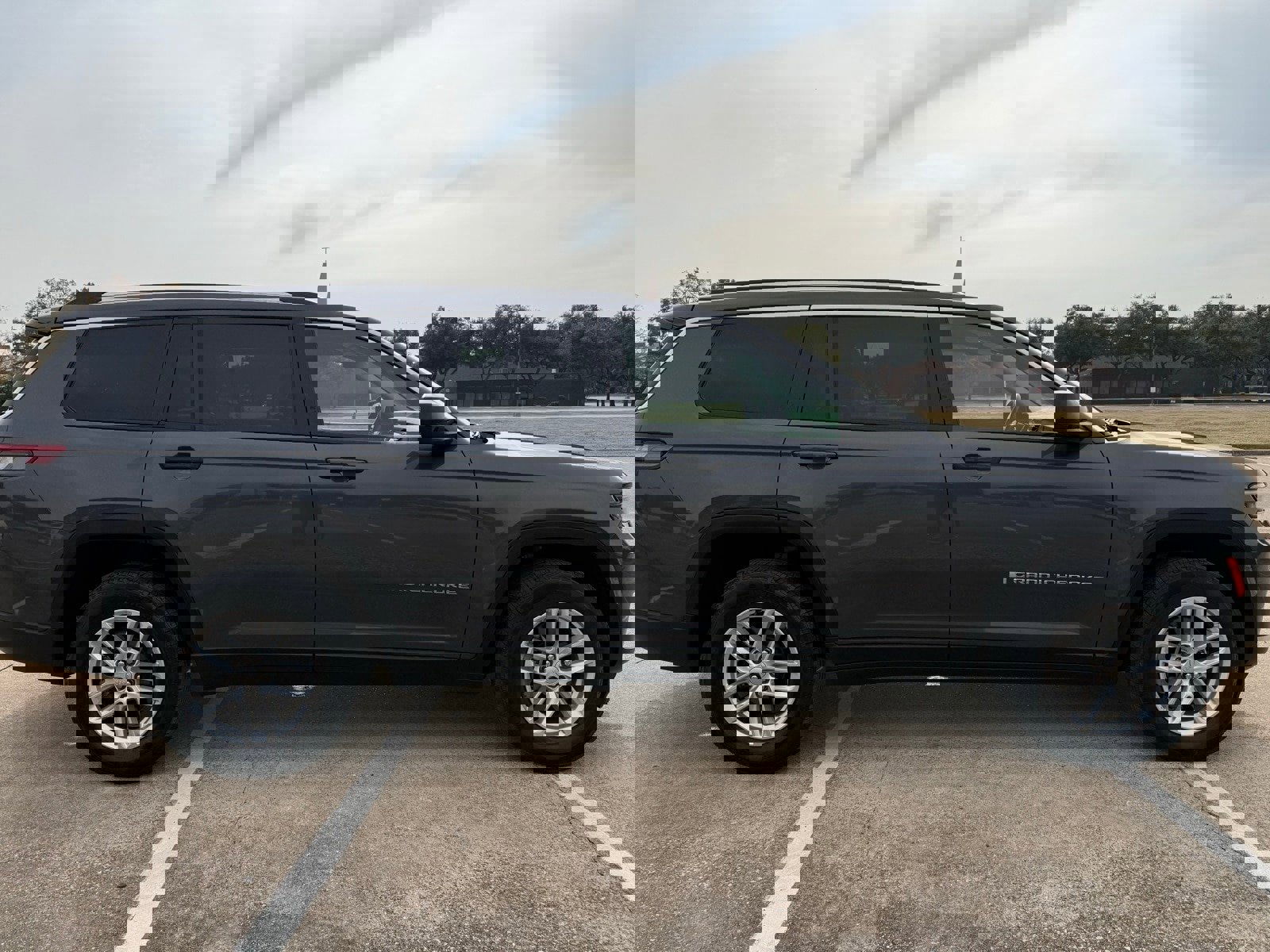 Used 2022 Jeep Grand Cherokee L Laredo w/ Luxury Tech Group I image 3