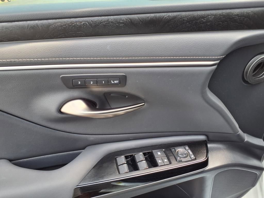 Used 2024 Lexus ES 300h w/ Luxury Package image 18