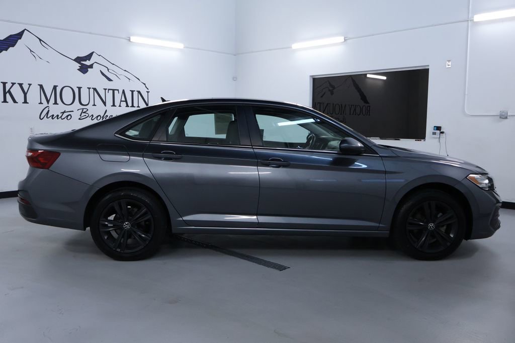 Used 2022 Volkswagen Jetta SE w/ Panoramic Sunroof Package image 8