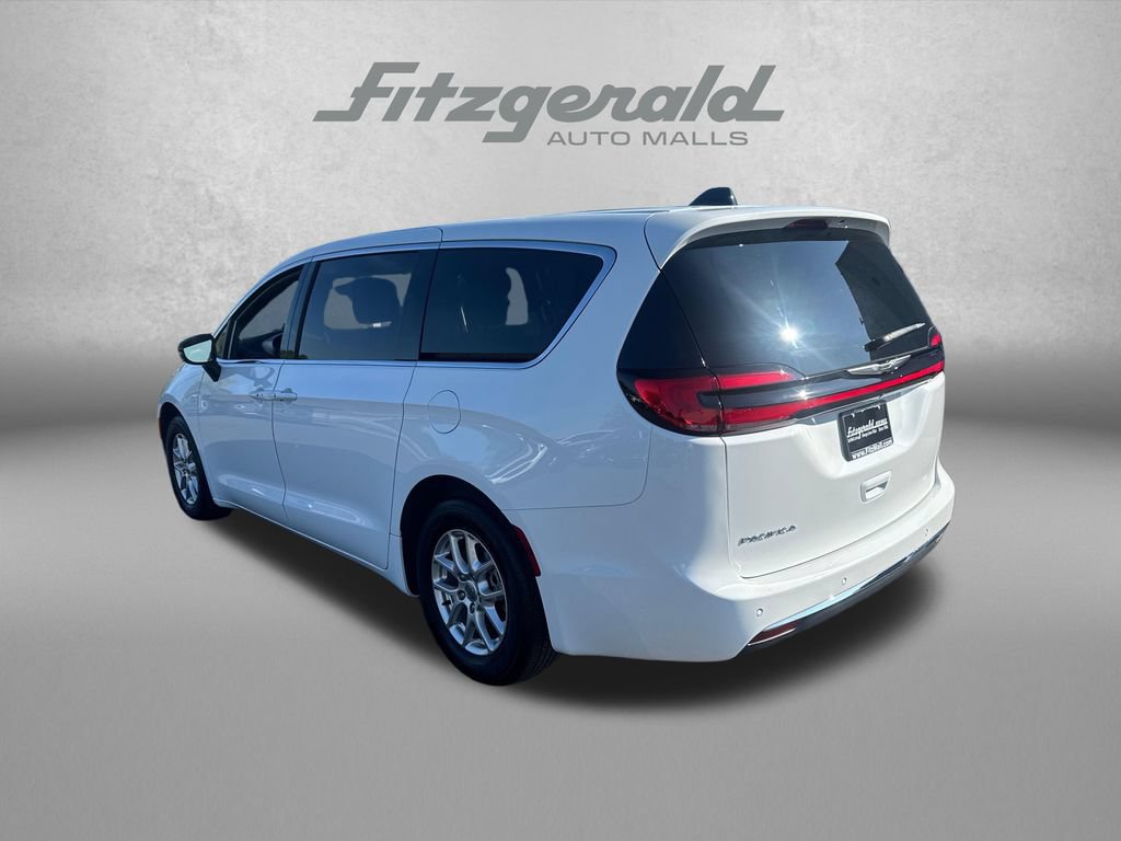 Used 2024 Chrysler Pacifica Touring FWD image 8