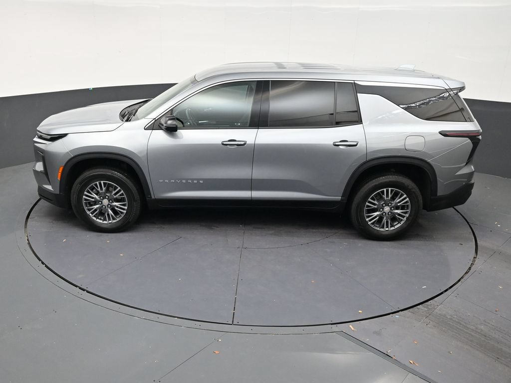 Used 2024 Chevrolet Traverse LS FWD image 12
