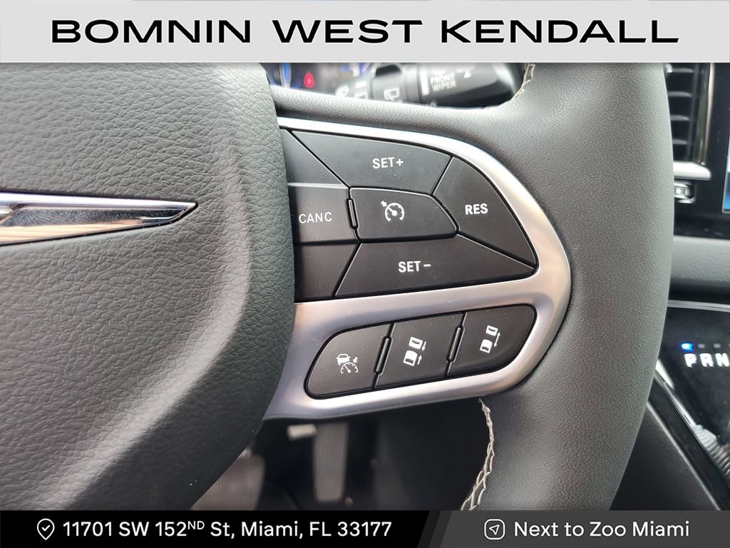 Used 2025 Chrysler Pacifica Select image 31