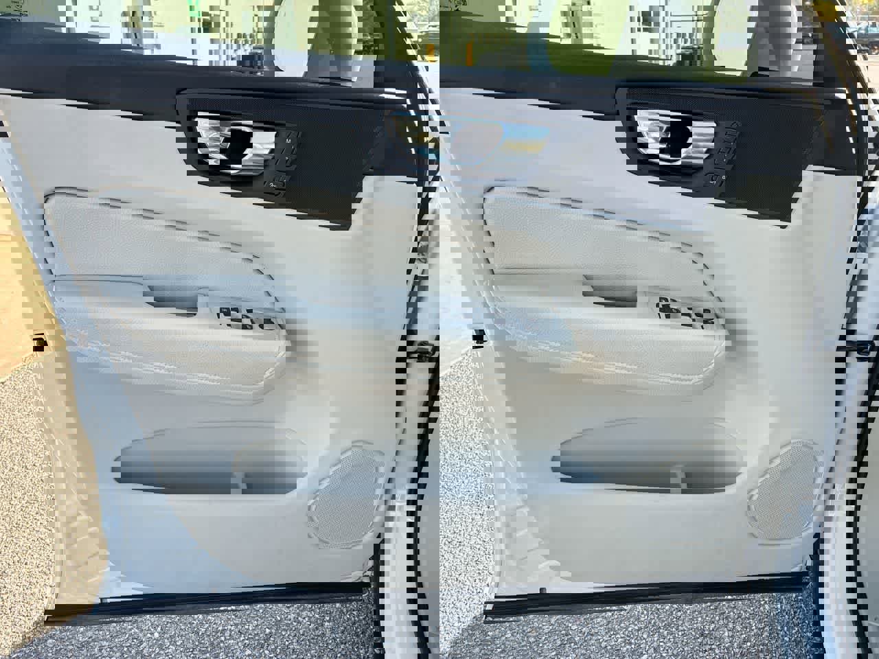 Used 2021 Volvo XC60 T5 Momentum image 23