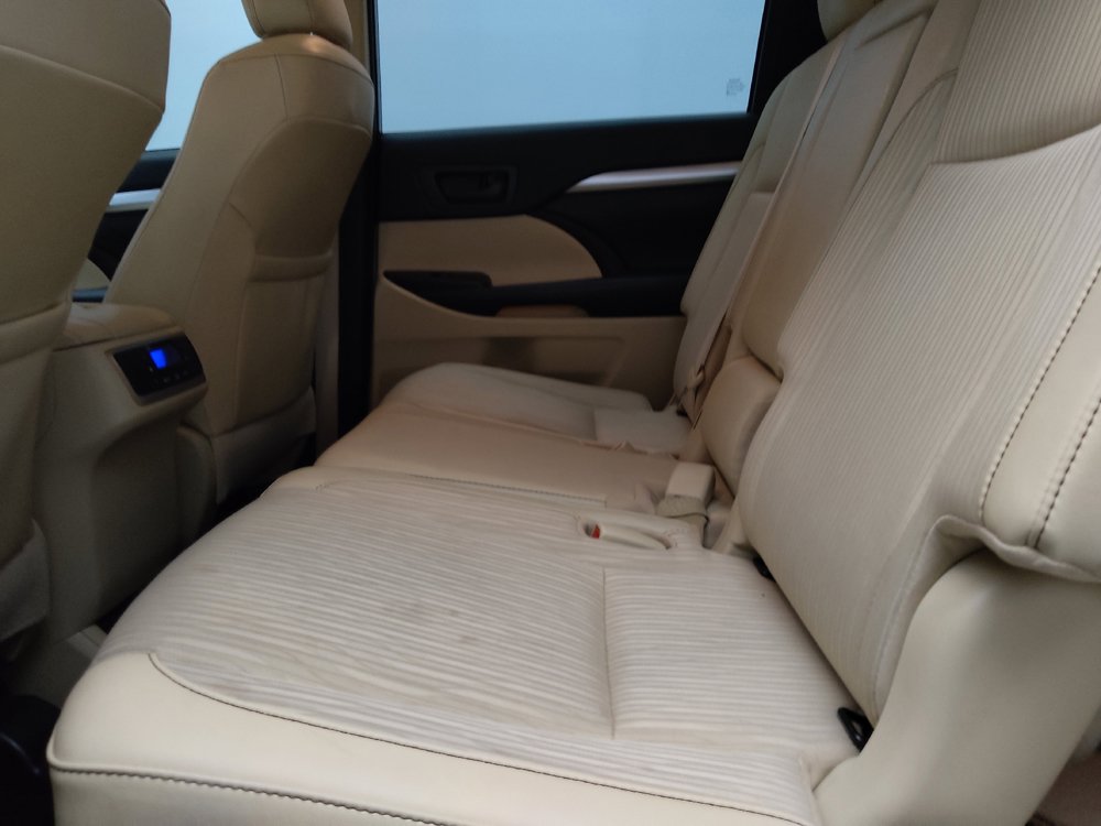Used 2019 Toyota Highlander Plus FWD image 18