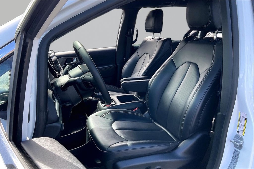 Used 2025 Chrysler Pacifica Select FWD image 3