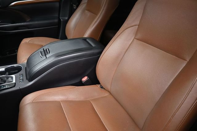 Used 2019 Toyota Highlander Limited FWD image 17