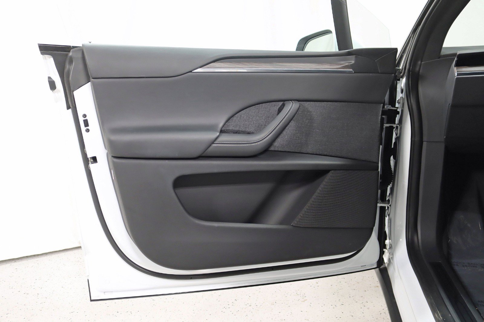 Used 2022 Tesla Model X image 34