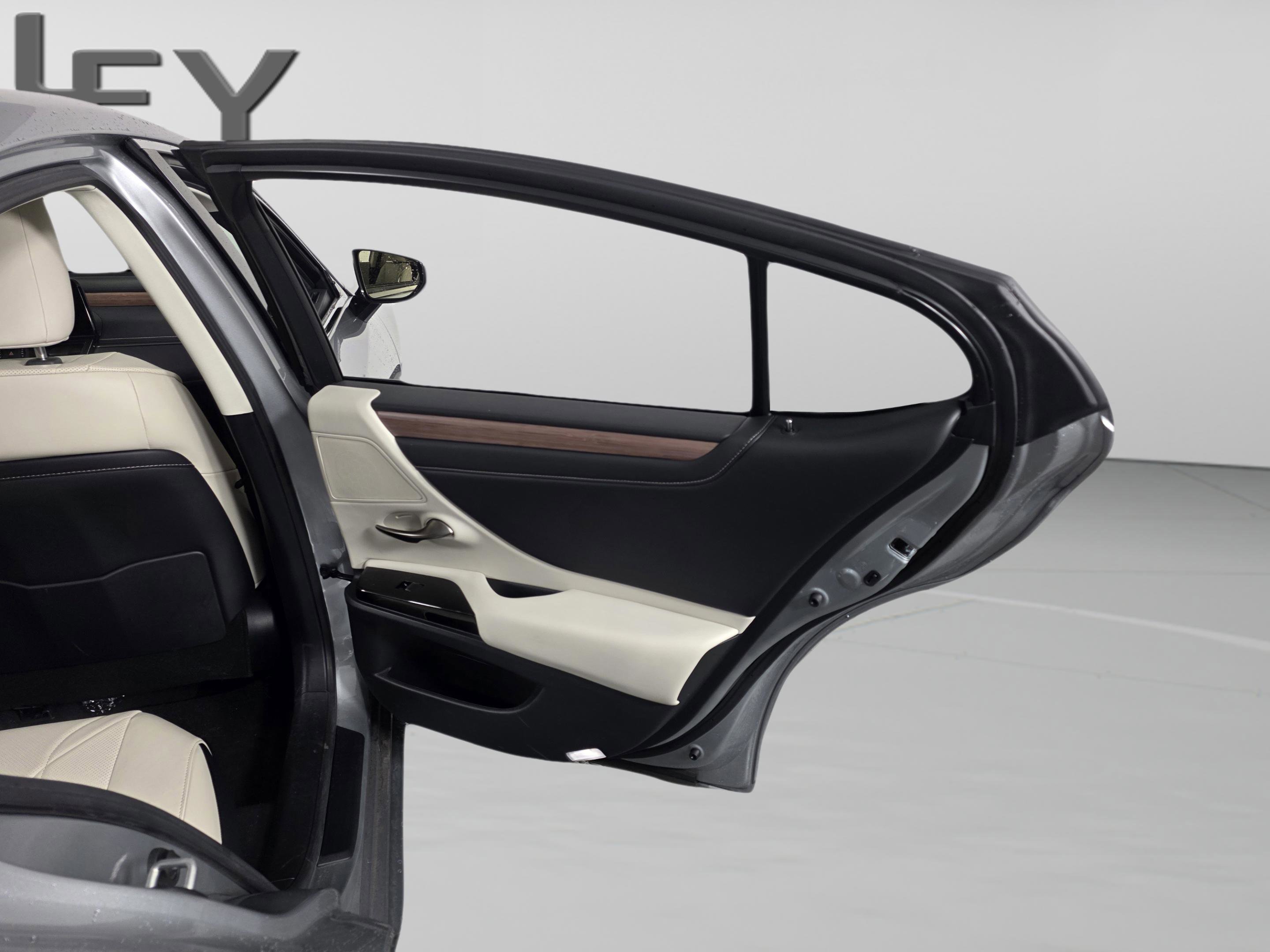 Certified 2025 Lexus ES 300h w/ Technology Package image 22