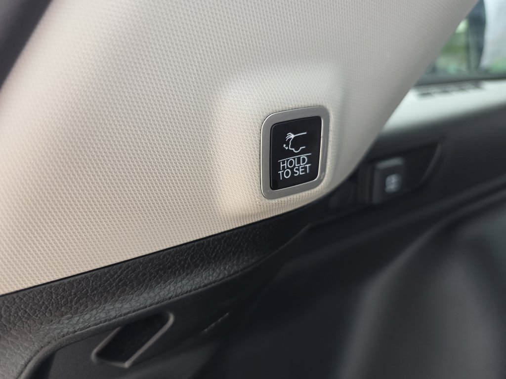 Used 2023 Jeep Grand Cherokee Limited image 16