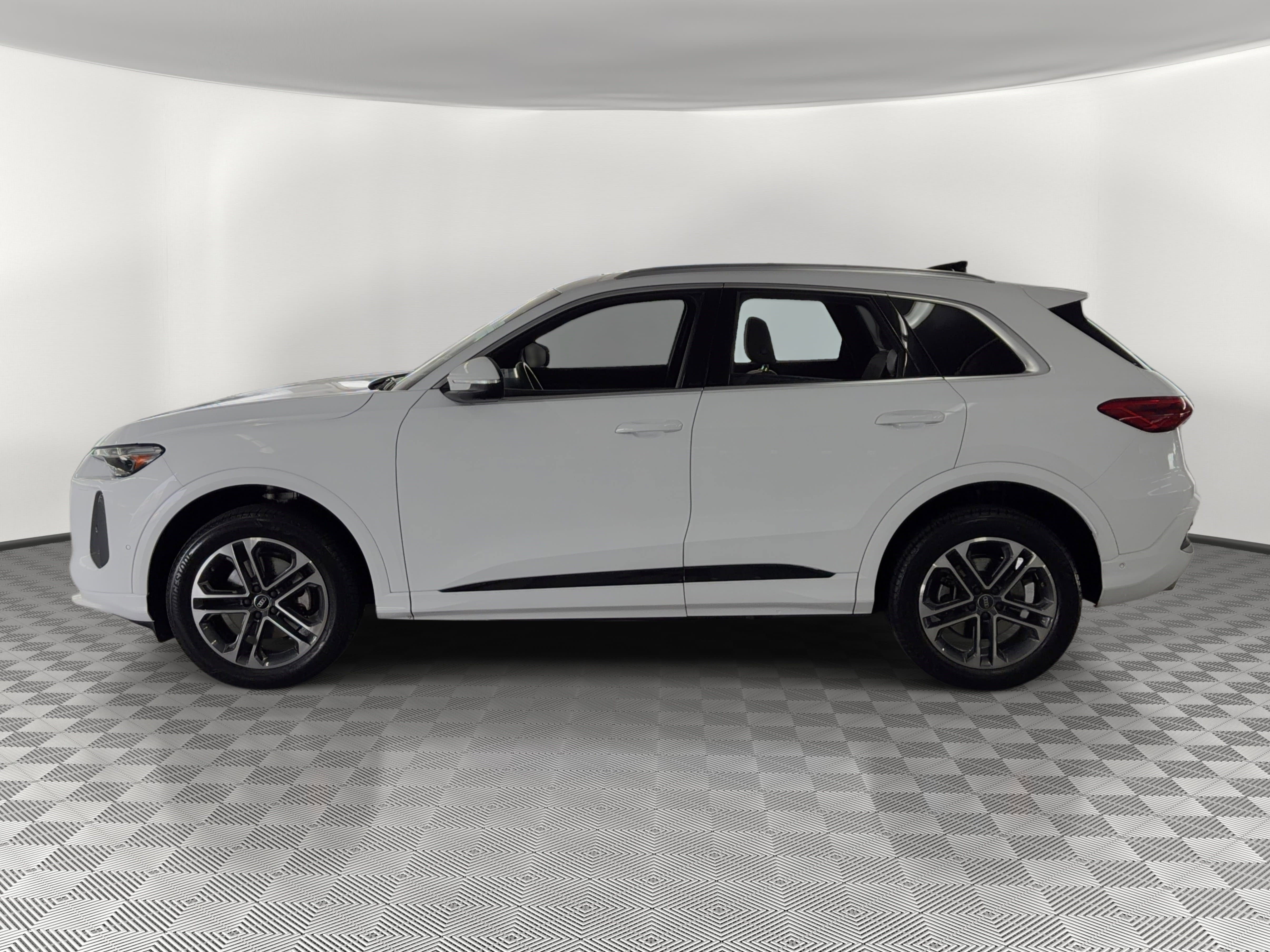 Certified 2025 Audi Q5 Premium Plus w/ Premium Plus image 2