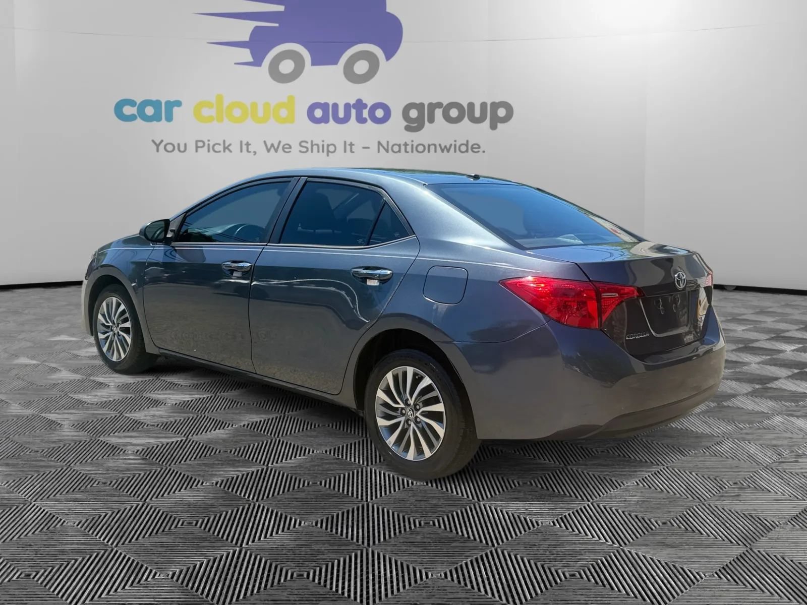 Used 2018 Toyota Corolla XLE FWD image 3