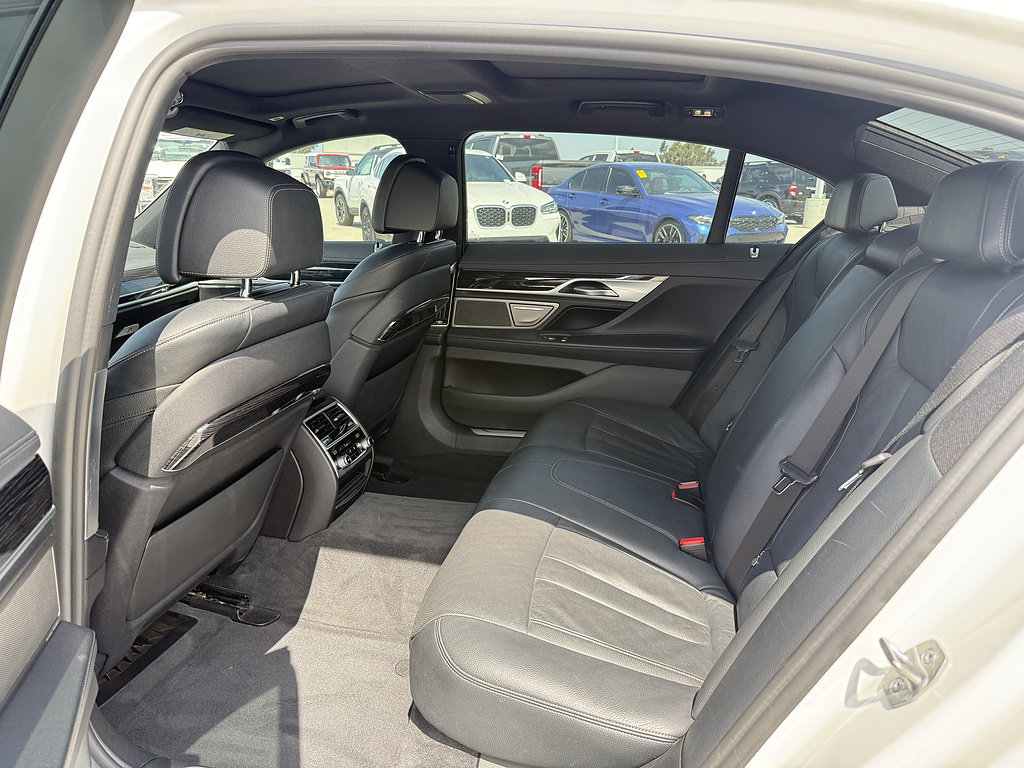 Used 2022 BMW 740i w/ M Sport Package RWD image 6