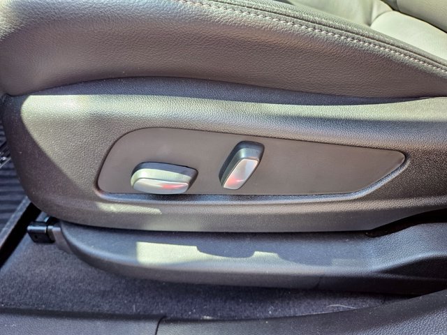 Used 2025 Cadillac XT6 Luxury FWD image 9