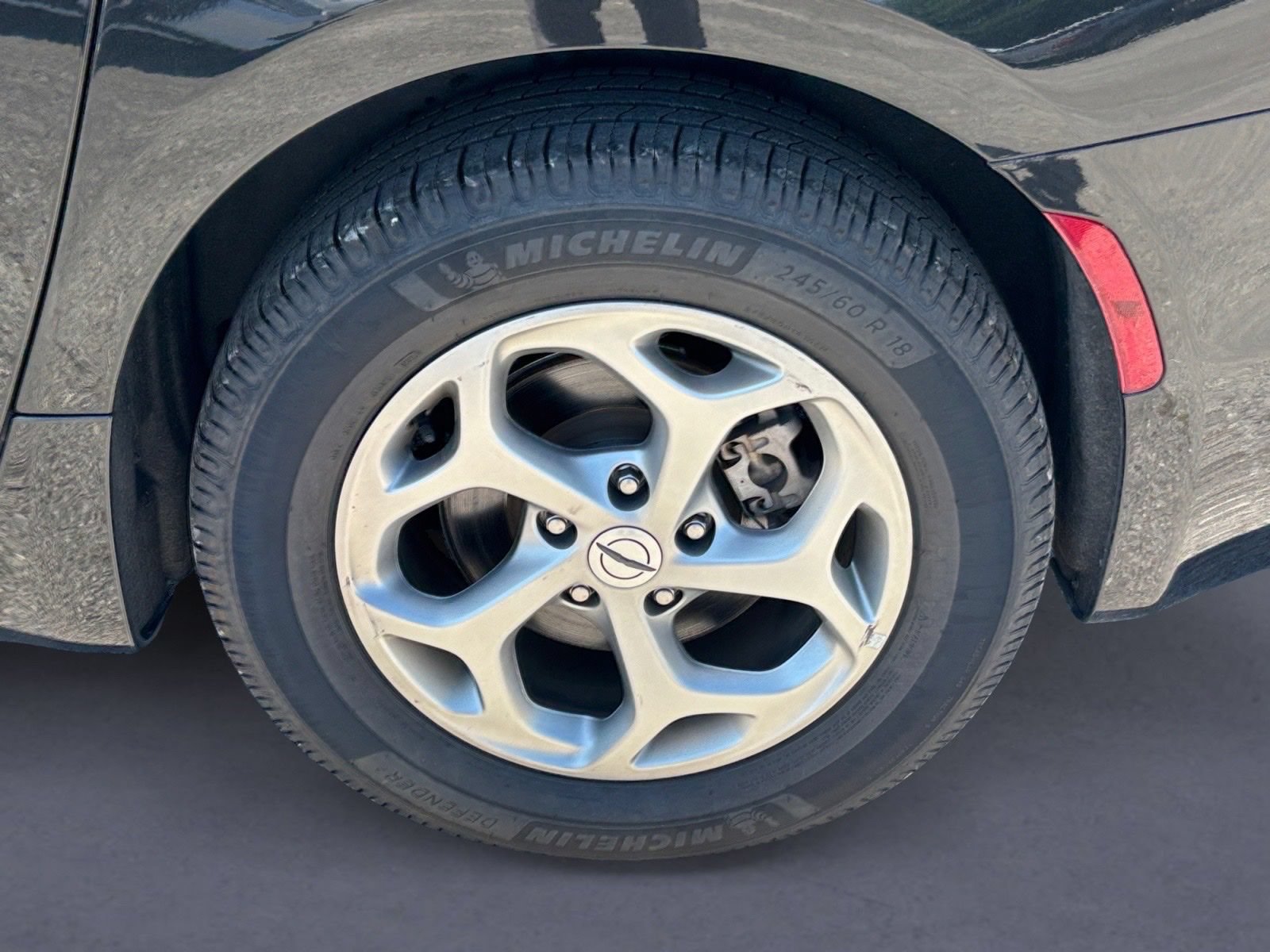 Used 2023 Chrysler Pacifica Limited FWD image 4