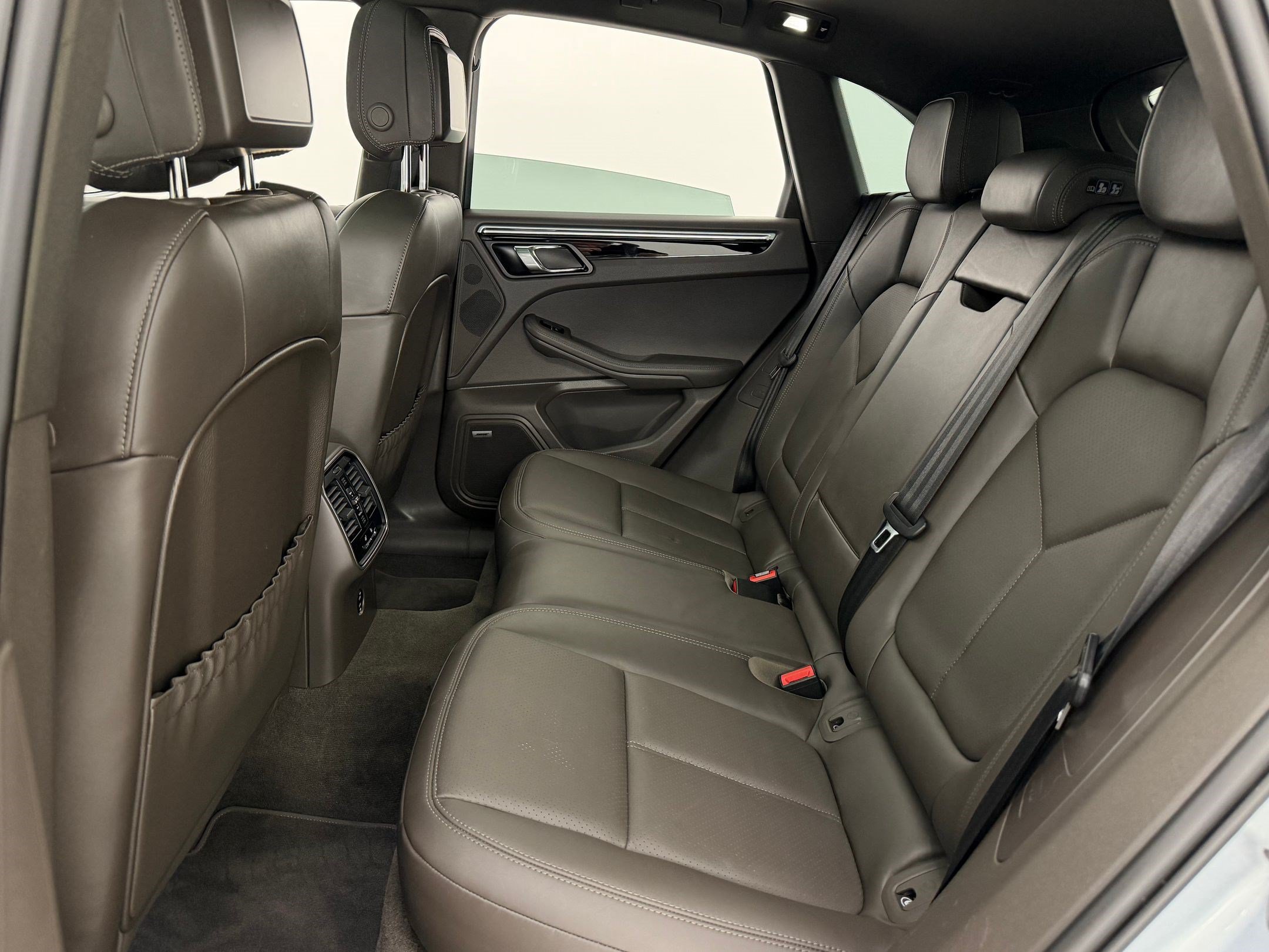 Certified 2024 Porsche Macan S AWD/4WD image 22