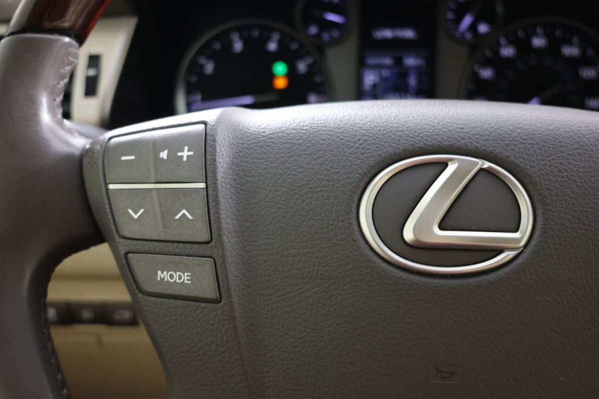 Used 2013 Lexus LX 570 4WD w/ Luxury Pkg w/Pre-crash image 29