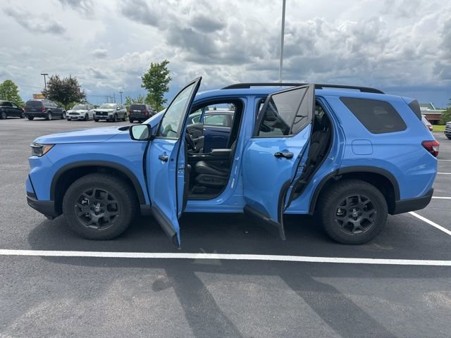 Certified 2025 Honda Pilot TrailSport image 9