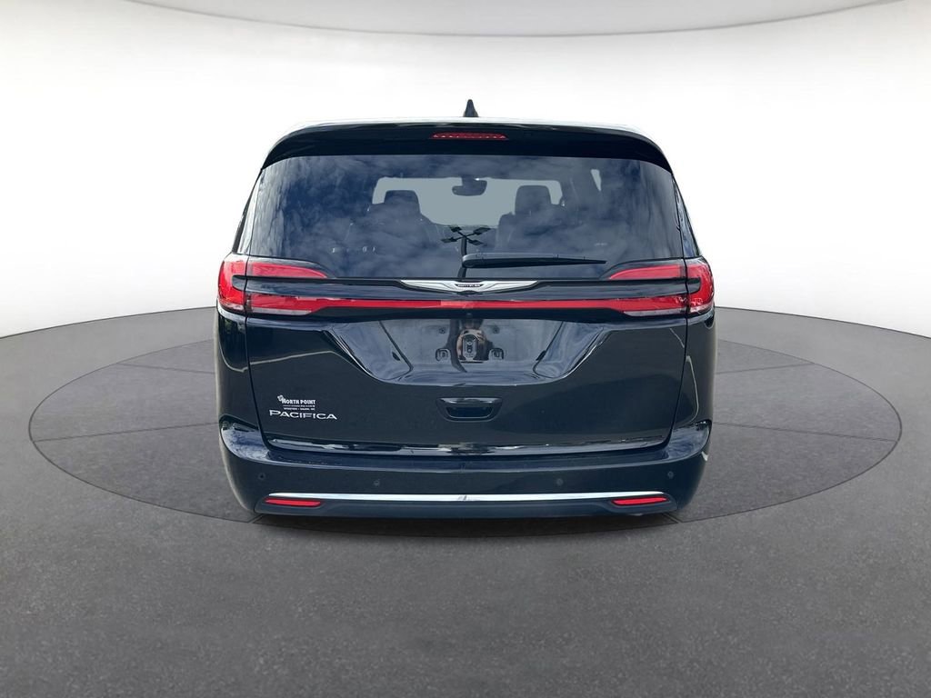 Used 2025 Chrysler Pacifica Select image 4
