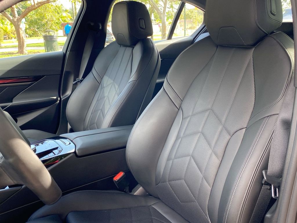 Used 2025 BMW i5 eDrive40i w/ Premium Package image 37