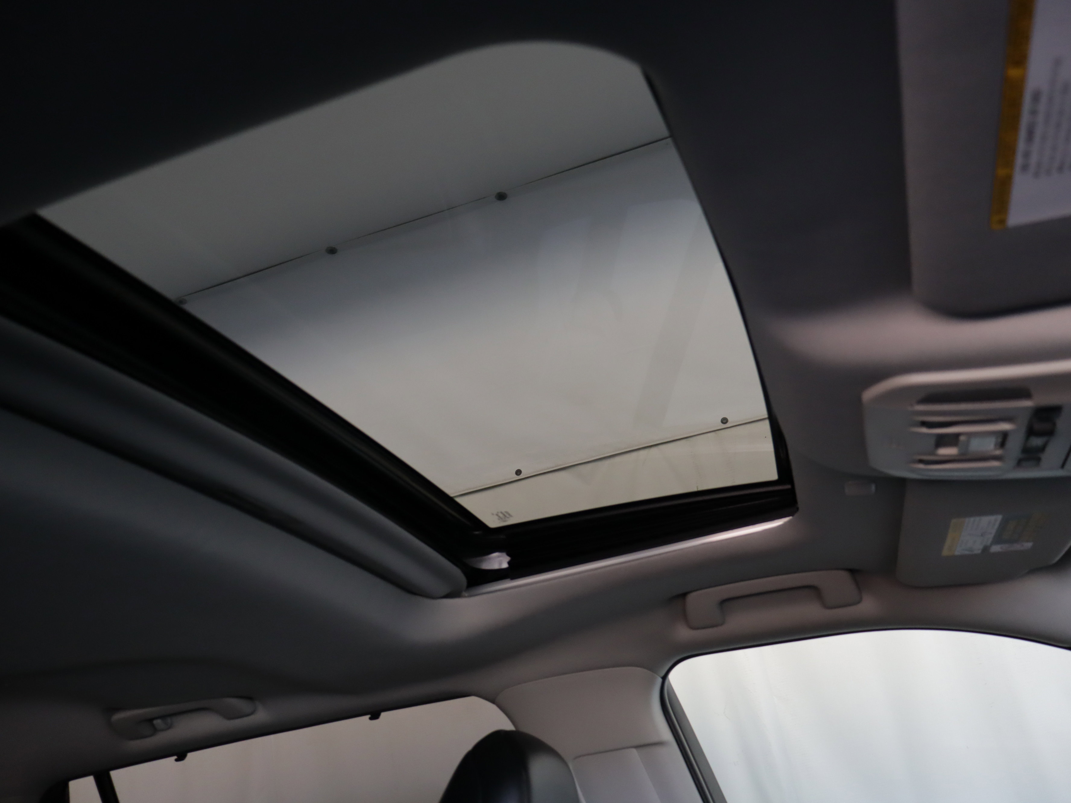 Used 2022 Toyota Highlander XLE image 3