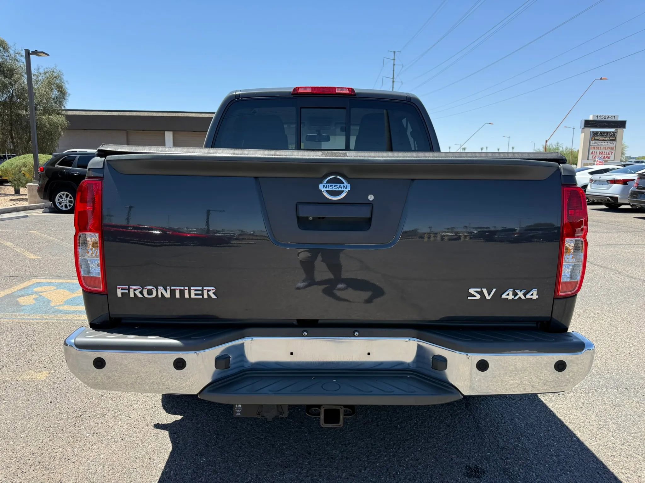 Used 2015 Nissan Frontier SV w/ SV Value Truck Package AWD/4WD image 9