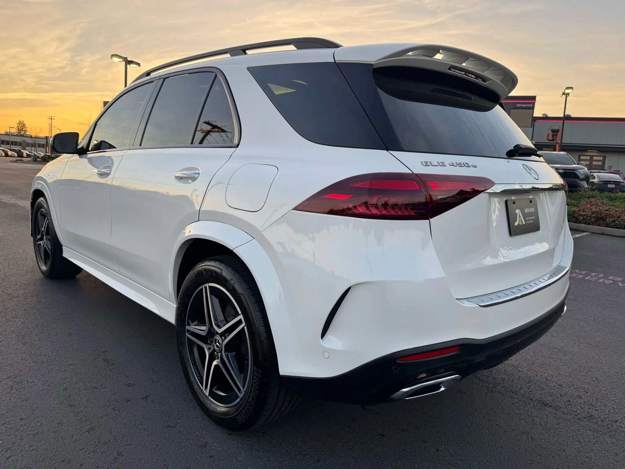 Used 2025 Mercedes-Benz GLE 450e 4MATIC w/ AMG Line Exterior image 8