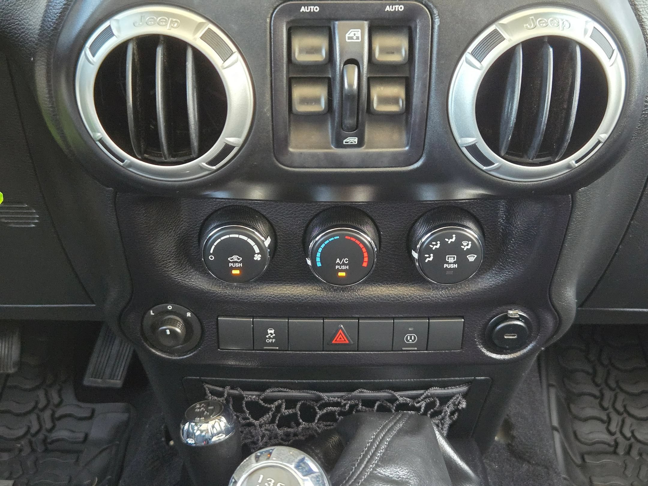 Used 2015 Jeep Wrangler Unlimited Rubicon w/ Connectivity Group AWD/4WD image 18